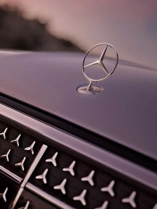 Mercedes-Benz Новий GLS Повернення вертикальної зірки